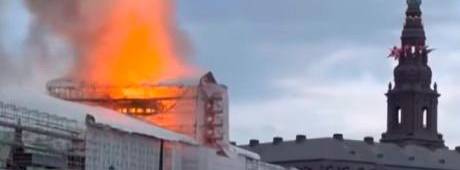 Incendio en la antigua Bolsa de Copenhague. / Captura vídeo / Europa Press.