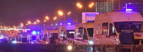 Ambulancias en las inmediaciones de la sala de conciertos en Moscú, donde fue el atentado. / Alexander Zemlianichenko Jr. / Contacto / Europa Press.