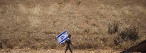 Un soldado de las Fuerzas de Defensa de Israel camina con una bandera israelí. / Ilia Yefimovich / Dpa / Archivo Europa Press. 