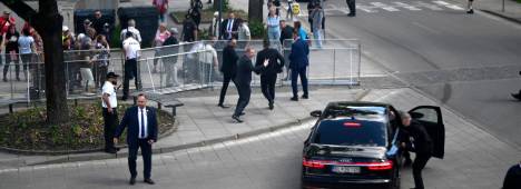 Guardaespaldas llevan al primer ministro eslovaco, Robert Fico, a un lugar seguro en un coche desde el lugar del incidente. / Radovan Stoklasa / TASR / dpa via Europa Press.