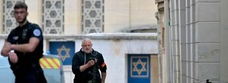 Un agente de la policía francesa junto a la sinagoga del incidente. / Lou Benoist / AFP / dpa via Europa Press. 