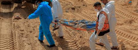 Trabajos de exhumación de cadáveres en una fosa común en el Hospital Naser de la ciudad de Jan Yunis, en el sur de la Franja de Gaza. / Rizek Abdeljawad / Europa Press. 