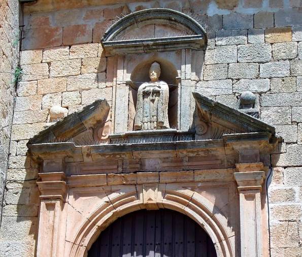 <i>Hornacina en la puerta principal (fachada sur) con la imagen de San Pedro, patrón de Chiclana.</i>