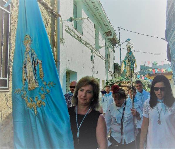 <i>La Hermana Mayor y la Secretaria portando la vara de mando y el estandarte respectivamente, delante del paso de La Milagrosa.</i> <i>La Hermana Mayor y la Secretaria portando la vara de mando y el estandarte respectivamente, delante del paso de La Milagrosa.</i>
