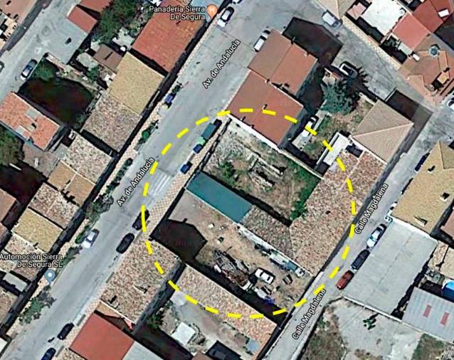 <i>Solar y antiguas instalaciones donde estuvo la fábrica de lanas en Santiago de la Espada.</i> <i>Solar y antiguas instalaciones donde estuvo la fábrica de lanas en Santiago de la Espada.</i>