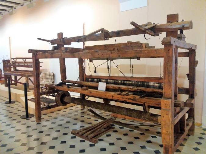 <i>En primer plano uno de los telares que existían en la fábrica de hilado de D. Joaquín Moya en Santiago de la Espada. Actualmente se expone en la exposición permanente del Museo de Artes y Costumbres Populares de Jaén. Baños Árabes (Diputación de Jaén).</i> <i>En primer plano uno de los telares que existían en la fábrica de hilado de D. Joaquín Moya en Santiago de la Espada. Actualmente se expone en la exposición permanente del Museo de Artes y Costumbres Populares de Jaén. Baños Árabes (Diputación de Jaén).</i>