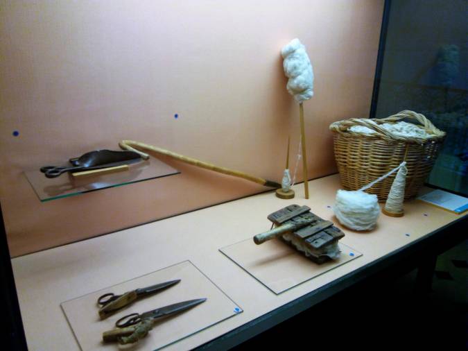 <i>Utensilios para esquilar, cardar e hilar la lana obtenida del vellón de las ovejas (Museo de Artes y Costumbres Populares de Jaén. Baños Árabes).</i> <i>Utensilios para esquilar, cardar e hilar la lana obtenida del vellón de las ovejas (Museo de Artes y Costumbres Populares de Jaén. Baños Árabes).</i>