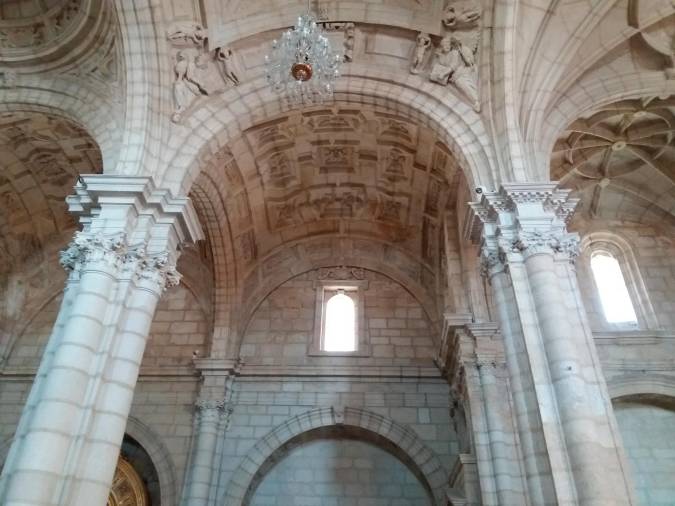 <i>Detalles diferenciados en los capiteles de las columnas y en las bóvedas en el paso del gótico al renacimiento.</i>