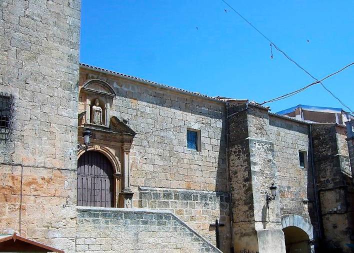 <i>Fachada sur del templo (Contrafuertes y boca del túnel de acceso a la plaza). </i>