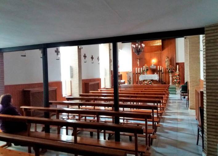 <i>Interior de la capilla. El presbiterio al fondo con el Santísimo expuesto.</i> <i>Interior de la capilla. El presbiterio al fondo con el Santísimo expuesto.</i>