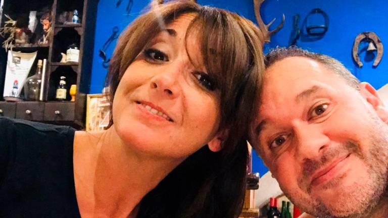 Un brindis por volver pronto a reír en la terraza de un bar Un brindis por volver pronto a reír en la terraza de un bar