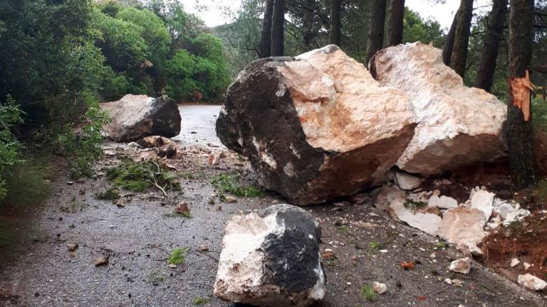 Varias rocas se desprenden por las tormentas y cortan la carretera Los Villares-Jamilena Varias rocas se desprenden por las tormentas y cortan la carretera Los Villares-Jamilena