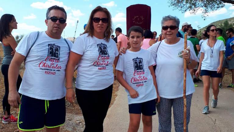 El pueblo se rinde ante el querido lienzo del Crucificado