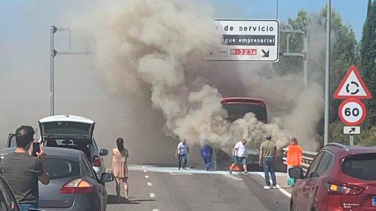 Un autobús echa a arder en la entrada a Jaén Un autobús echa a arder en la entrada a Jaén