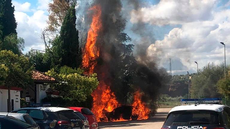 Un coche arde junto a La Hacienda en Linares Un coche arde junto a La Hacienda en Linares