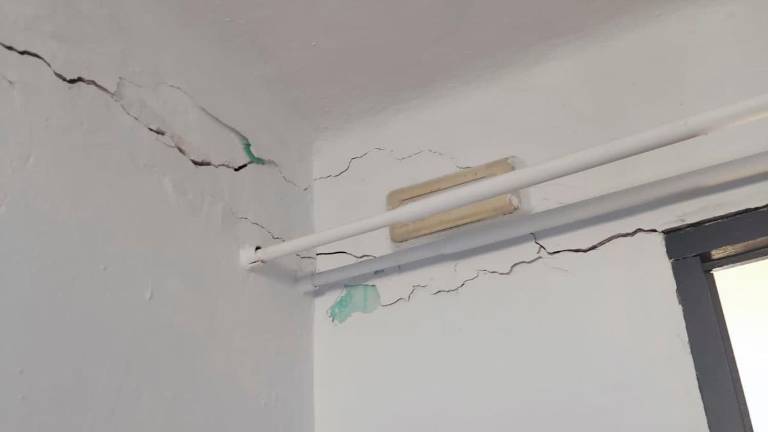 Los niños de La Pedriza dan clase entre grietas y deterioro Los niños de La Pedriza dan clase entre grietas y deterioro