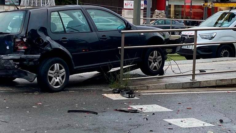 Dos coches chocan tras embestir uno a otro en Jaén Dos coches chocan tras embestir uno a otro en Jaén