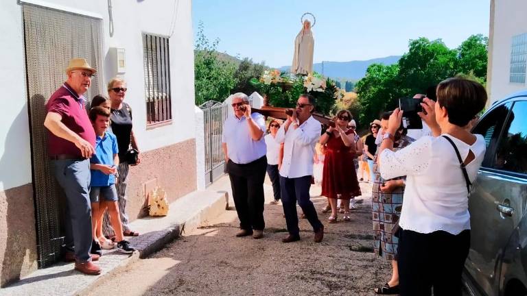 Devoción y fervor en la aldea Devoción y fervor en la aldea