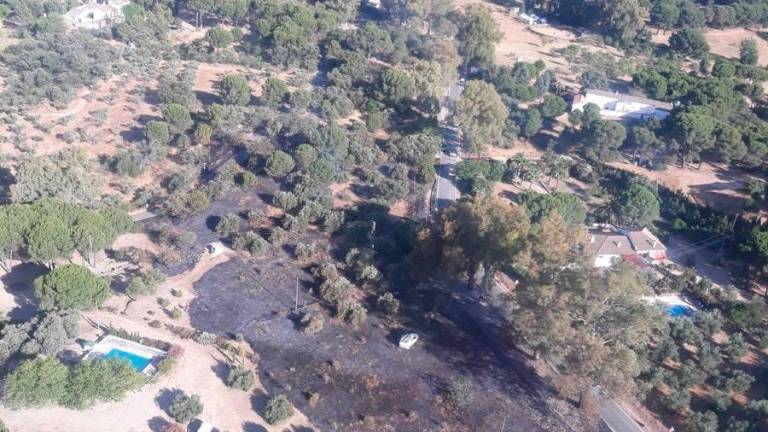 Extinguido el fuego provocado por la caída de un poste eléctrico en Andújar Extinguido el fuego provocado por la caída de un poste eléctrico en Andújar