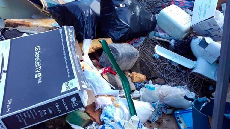 Depósito incontrolado de los enseres en la carretera A-319 Depósito incontrolado de los enseres en la carretera A-319