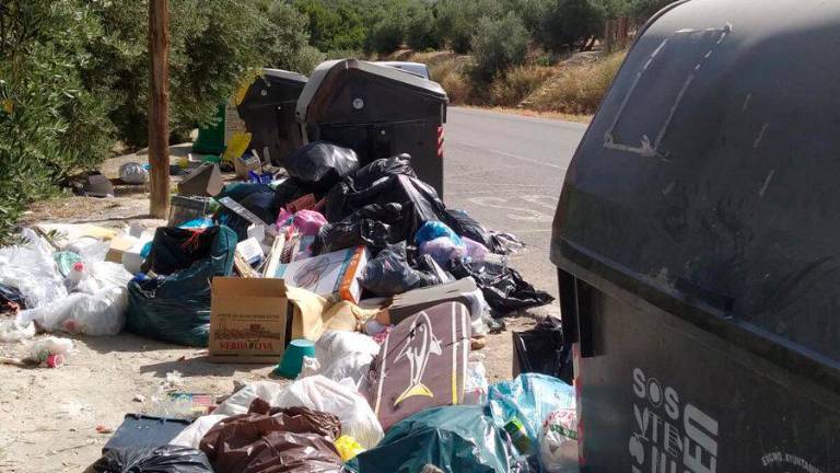 Contenedores vacíos y con basura en las aceras en Puente de la Sierra Contenedores vacíos y con basura en las aceras en Puente de la Sierra