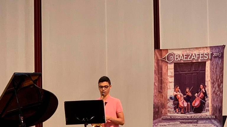 Talento joven cargado de música Talento joven cargado de música