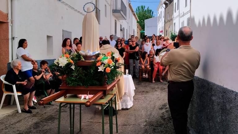 Devoción y fervor en la aldea Devoción y fervor en la aldea
