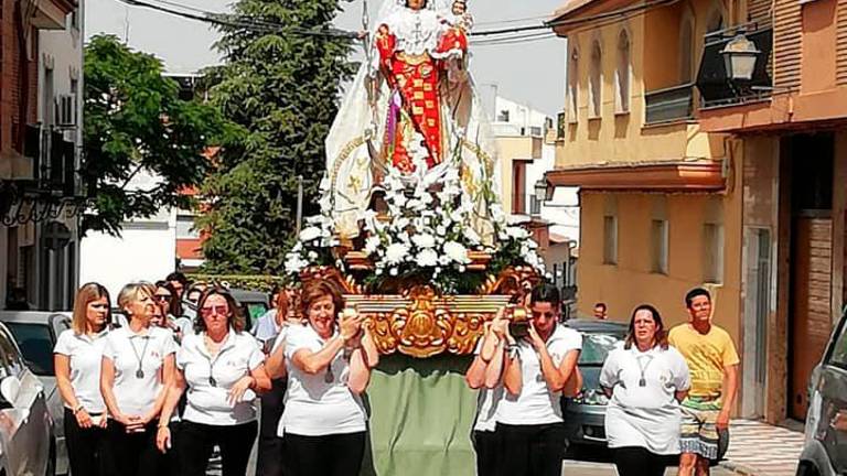 La patrona reluce por las calles tras su restauración La patrona reluce por las calles tras su restauración