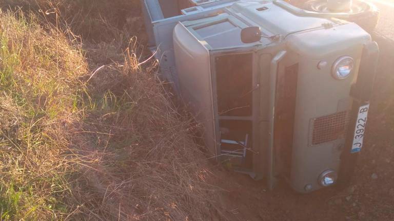 Vuelco en la N-432 de un Land Rover de caja Vuelco en la N-432 de un Land Rover de caja