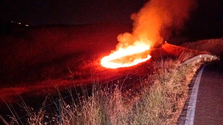 Un incendio nocturno sorprende a los vecinos de La Carolina Un incendio nocturno sorprende a los vecinos de La Carolina