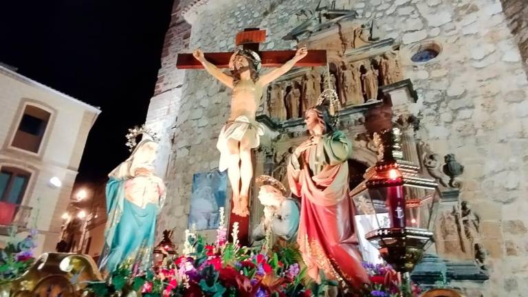 Una maravillada Orcera disfruta de su Cristo de la Expiración Una maravillada Orcera disfruta de su Cristo de la Expiración