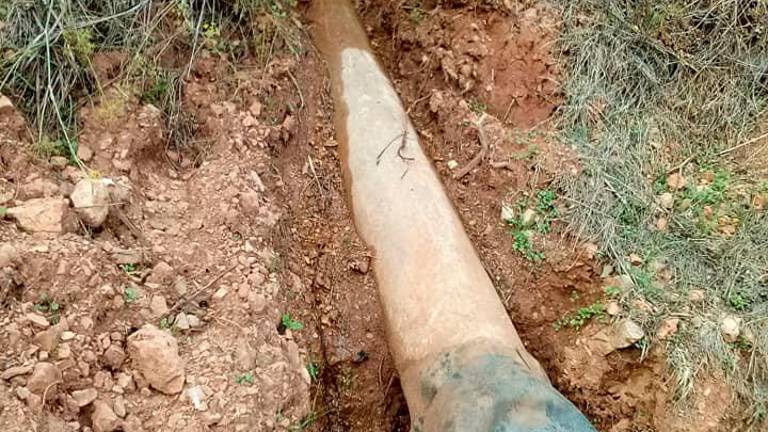 Una avería en la red de agua en Huelma causa daños en fincas Una avería en la red de agua en Huelma causa daños en fincas