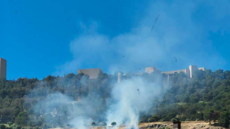 Fuego en Jaén, incendio en las faldas del Castillo de Santa Catalina Fuego en Jaén, incendio en las faldas del Castillo de Santa Catalina