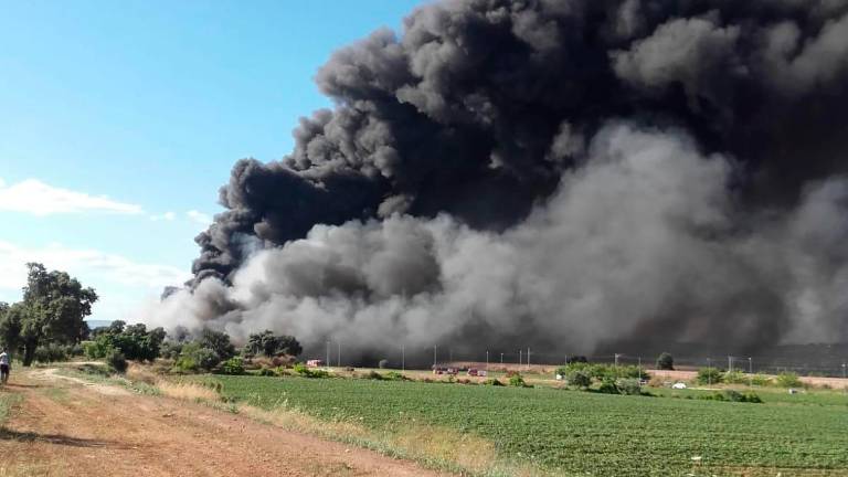 El fuego devora cientos de ruedas