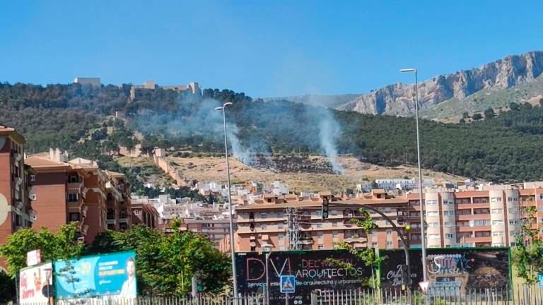 Fuego en Jaén, incendio en las faldas del Castillo de Santa Catalina Fuego en Jaén, incendio en las faldas del Castillo de Santa Catalina