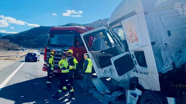 Violento choque de dos camiones en la A-44 con un herido Violento choque de dos camiones en la A-44 con un herido