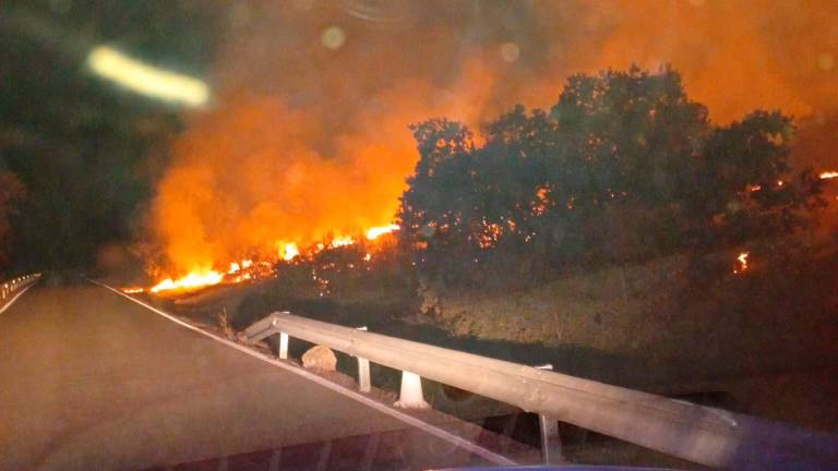 Un incendio nocturno sorprende a los vecinos de La Carolina Un incendio nocturno sorprende a los vecinos de La Carolina