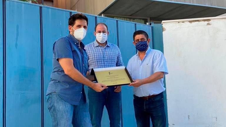 Reyes entrega una placa de homenaje a la residencia de Bedmar por su labor durante la pandemia