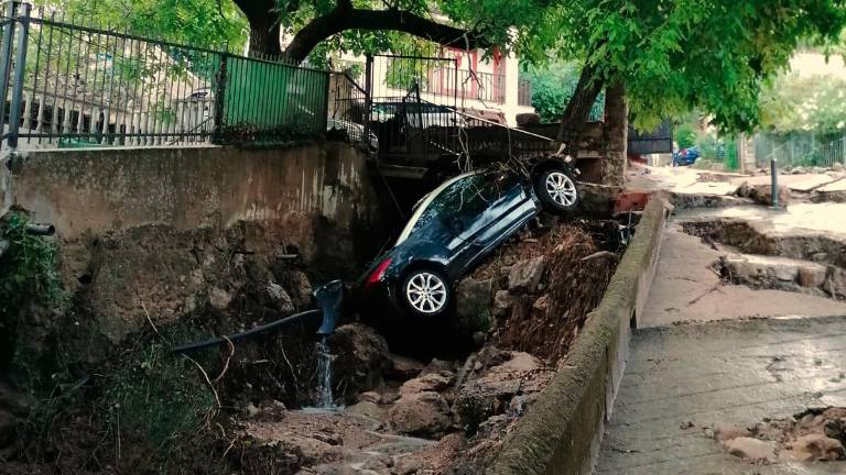 Burunchel: Inundación en la iglesia y vehículos enterrados en lodo Burunchel: Inundación en la iglesia y vehículos enterrados en lodo