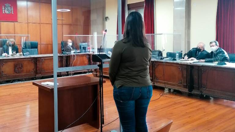 “Le entregaba el dinero escondido en un periódico” “Le entregaba el dinero escondido en un periódico”