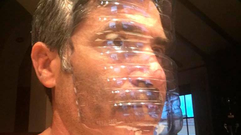 Una botella cortada para combatir la falta de material Una botella cortada para combatir la falta de material