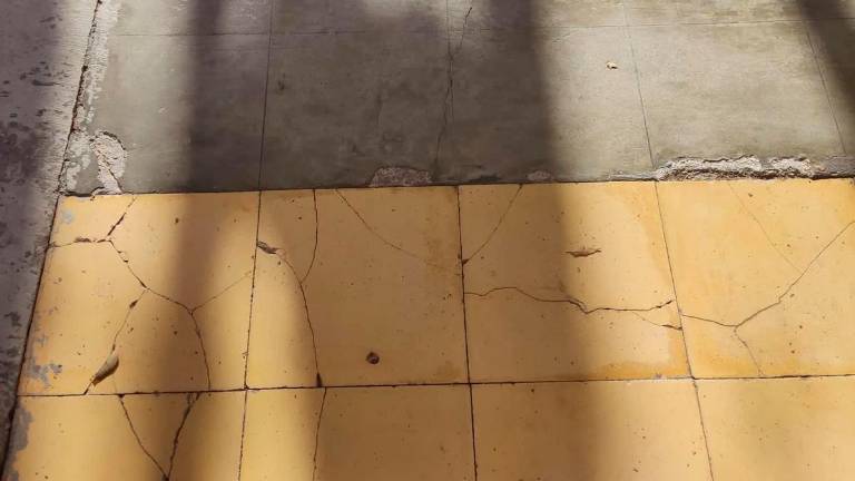 Los niños de La Pedriza dan clase entre grietas y deterioro Los niños de La Pedriza dan clase entre grietas y deterioro