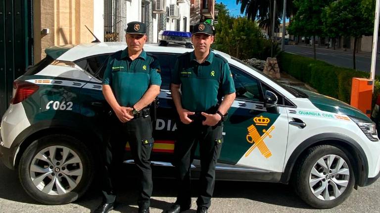 Miguel Ángel y Ramón, los guardias civiles que acudieron al auxilio de la mujer en Alcalá la Real. / Guardia Civil. 