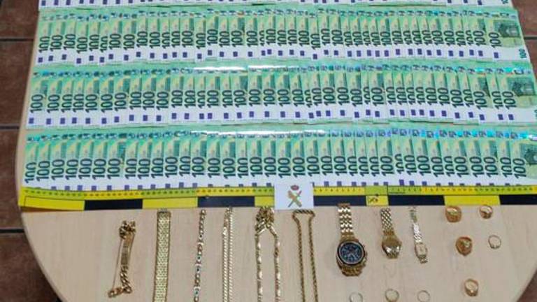 Dos detenidas en Martos acusadas de robar 27.000 euros y otros 30.000 en joyas Dos detenidas en Martos acusadas de robar 27.000 euros y otros 30.000 en joyas