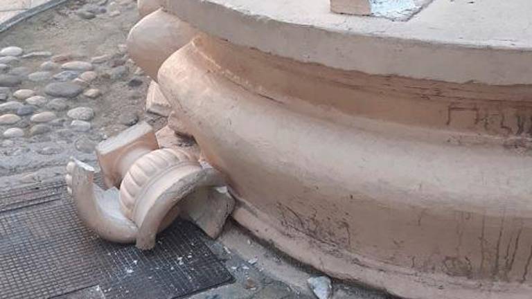 Destrozan una fuente en la plaza de San Roque Destrozan una fuente en la plaza de San Roque