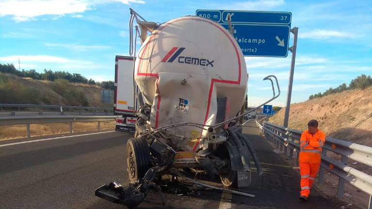 Un herido en una colisión entre dos camiones Un herido en una colisión entre dos camiones