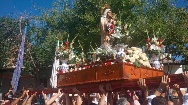 Flores y “vivas” para la Virgen Flores y “vivas” para la Virgen