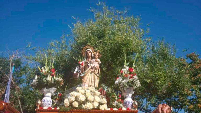 Flores y “vivas” para la Virgen Flores y “vivas” para la Virgen