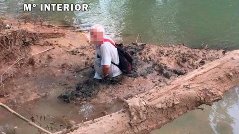 Rescatan a un pescador tras quedar atrapado en un barrizal Rescatan a un pescador tras quedar atrapado en un barrizal