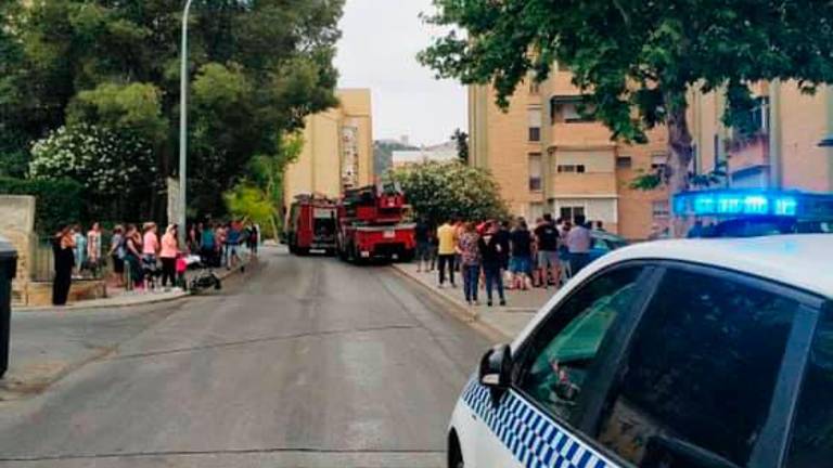 Trasladan al hospital a dos policías tras un incendio Trasladan al hospital a dos policías tras un incendio